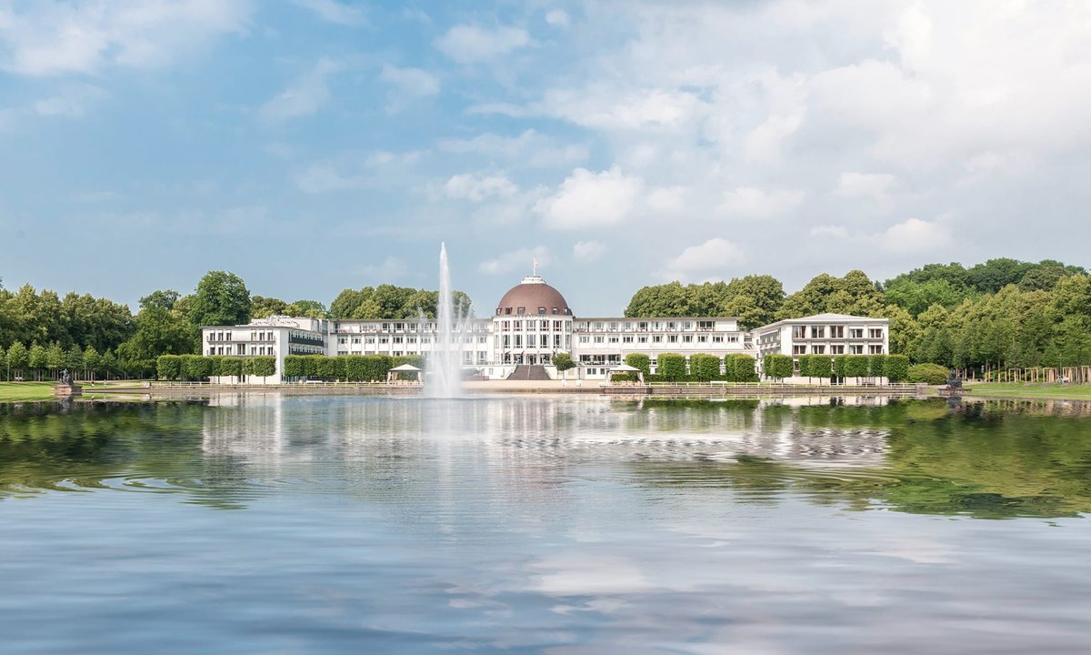 Parkhotel Bremen - Ansicht des Hotels über den See hinweg