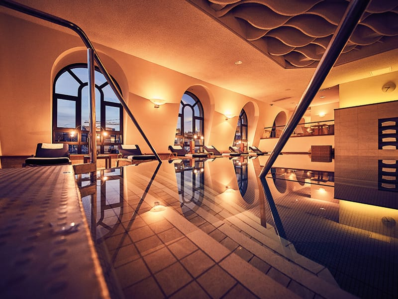 Einblick in den Indoor Pool in den Thermen des Nassauer Hofs